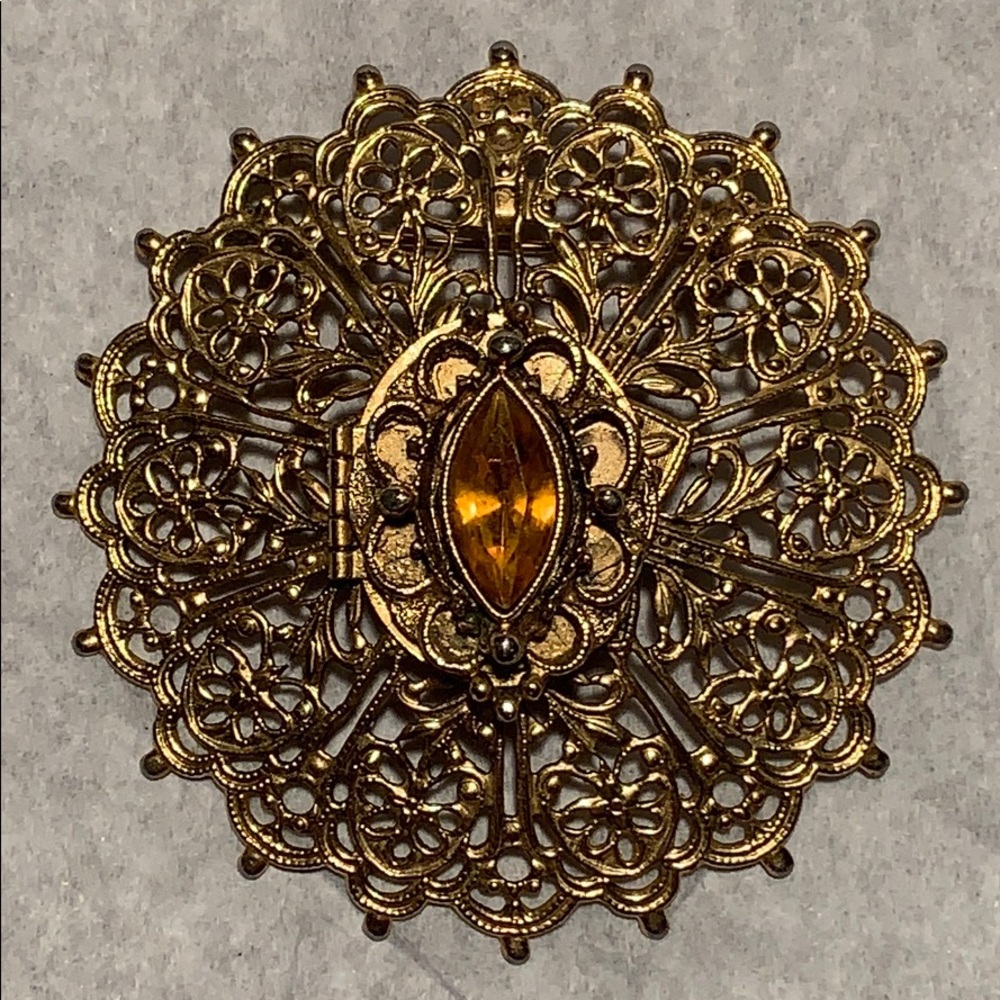Vintage/antique brooch/pendant w/compartment